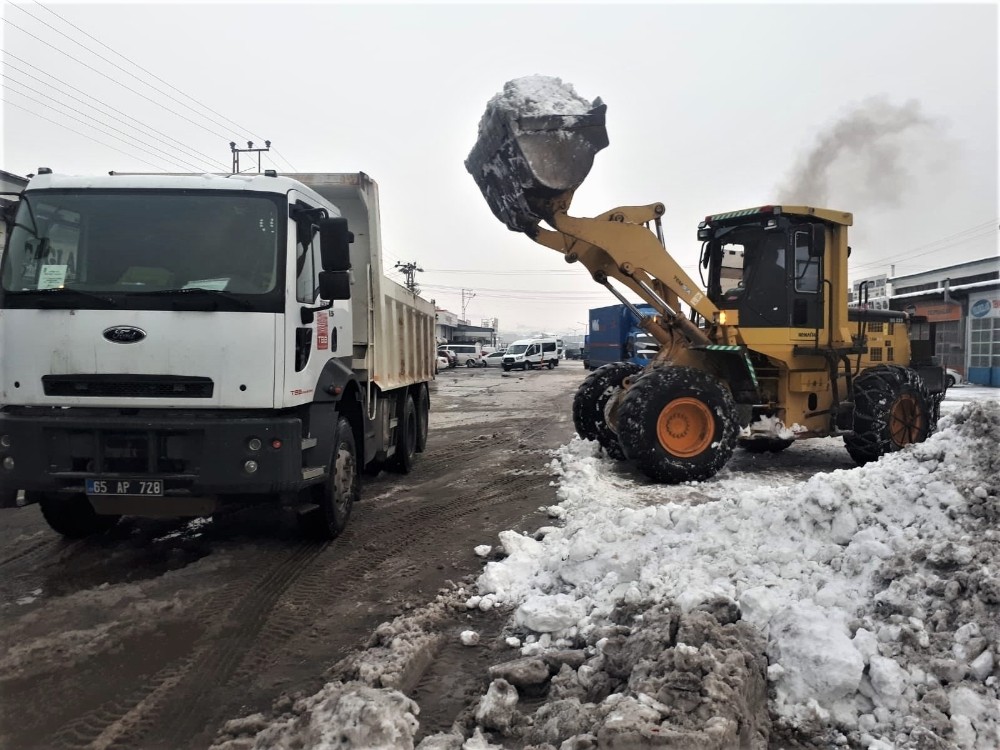 Tonlarca kar kamyonlarla taşındı 