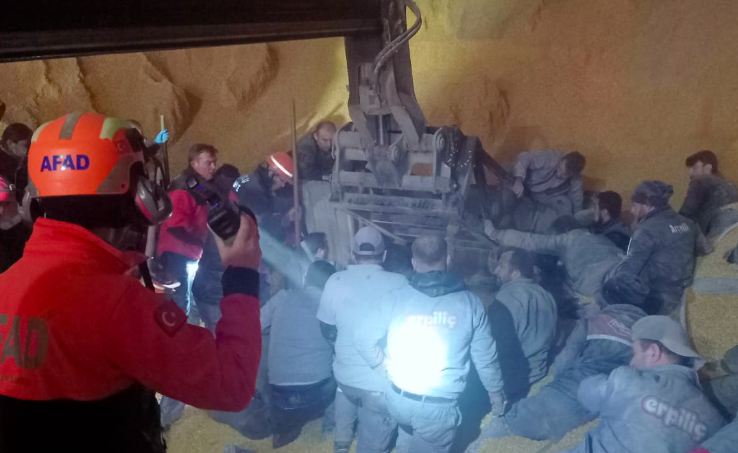 Tonlarca mısırın altında kalan işçi hayatını kaybetti!