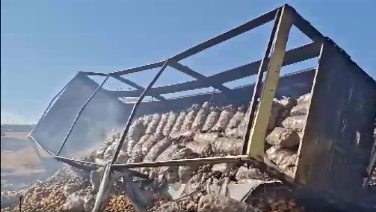 Tonlarca yükü kaldıramadı Balatalarından alev aldı, kül oldu