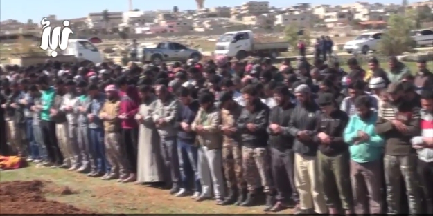 Top düştü cemaat namazı bozmadı - VİDEO