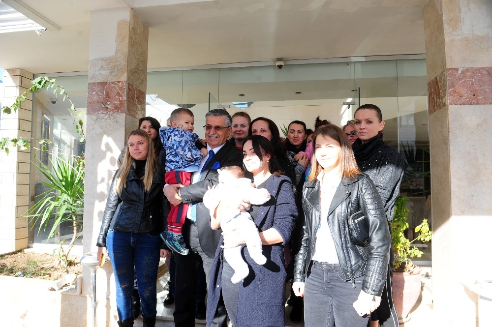 Topaloğlu, yabancı gelinlerle bir araya geldi 