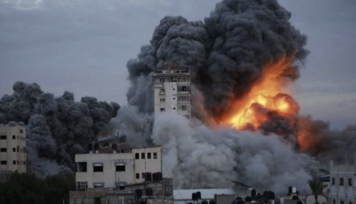 Topçu atışıyla vuruldu! İsrail'e 30 roketle saldırı!