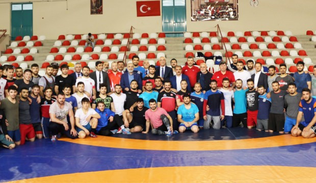 Topçu'dan güreşçilere ziyaret