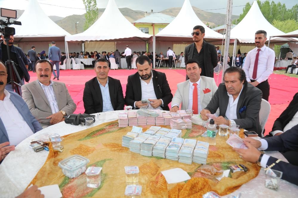 Topla topla bitmiyor! Düğün yeri değil sanki banka şubesi