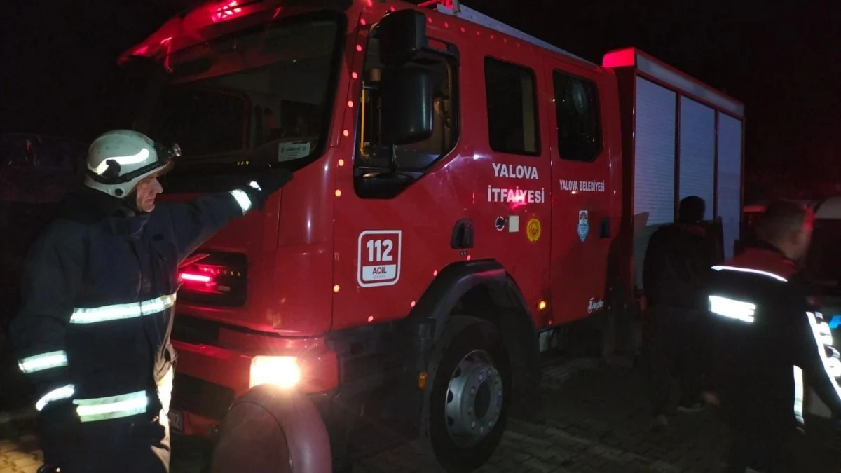 Toplandıkları alanda terör estirdiler! Belediye araçlarına taşlı saldırı