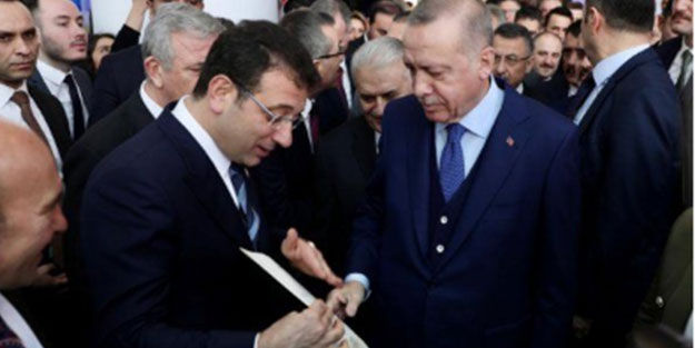 Toplantı öncesi ilginç anlar! Ekrem İmamoğlu Erdoğan'a o zarfı verdi