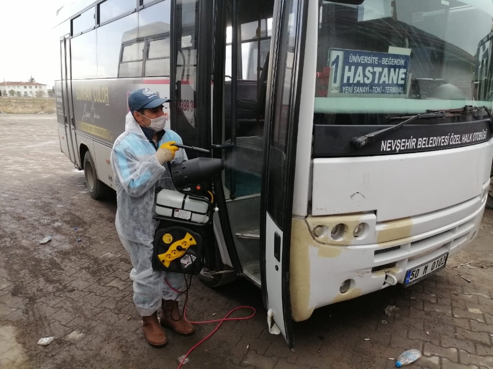 Toplu taşıma araçları ve duraklar virüslere karşı ilaçlanıyor 