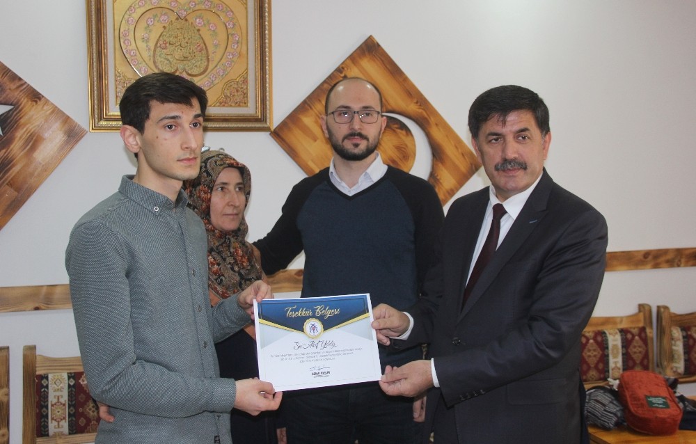 Toplu taşımada büyüklerine yer veren gençlere teşekkür belgesi verildi 