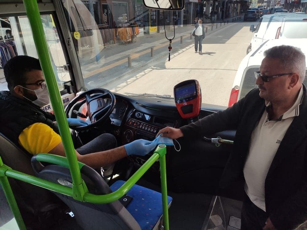 Toplu taşımaya binenlere belediyeden maske 