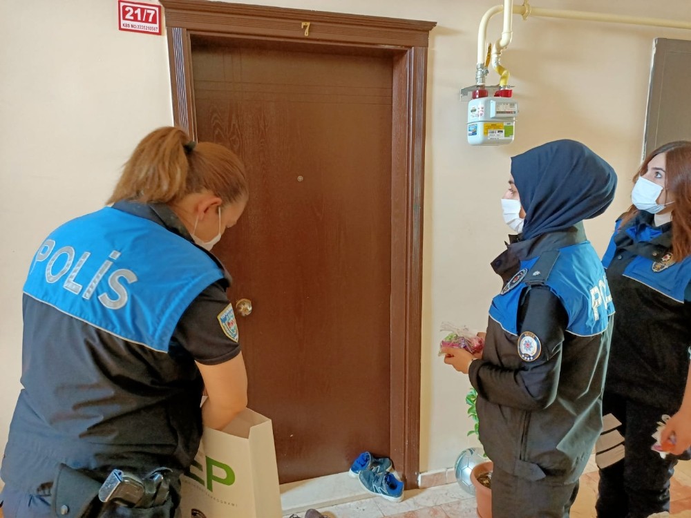 Toplum destekli polislerden, çocuklara bayram şekeri 