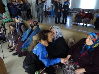Toplum destekli polislerden huzurevi sakinlerine ziyarete 