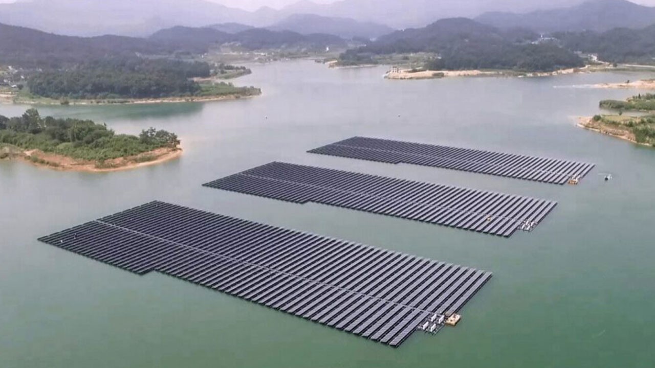 Toprağa değmeden enerji üretiyor: Hindistan’dan dünyaya yüzen güneş modeli