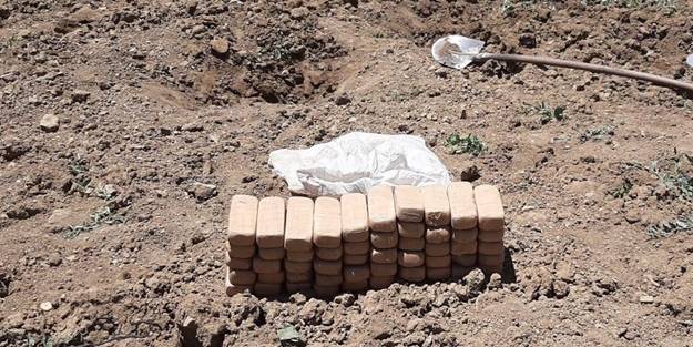 Toprağa gömülü 25 kilo eroin ele geçirildi