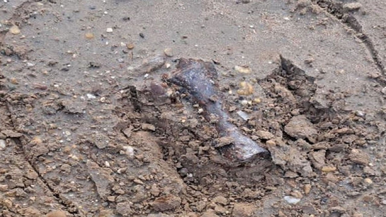 Toprağa gömülü bomba patladı, yolda oynayan 2 çocuk öldü