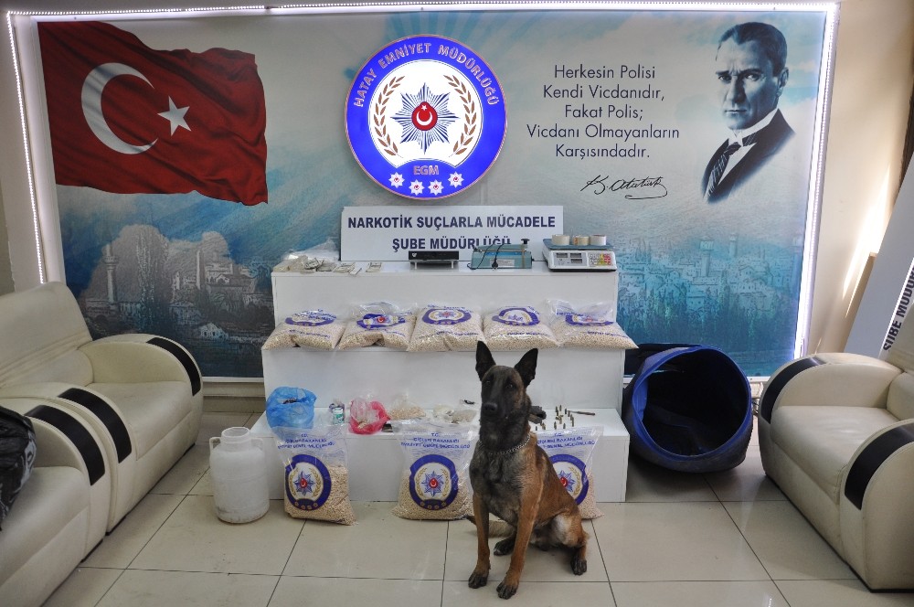 Toprağa gömülü uyuşturucuyu 