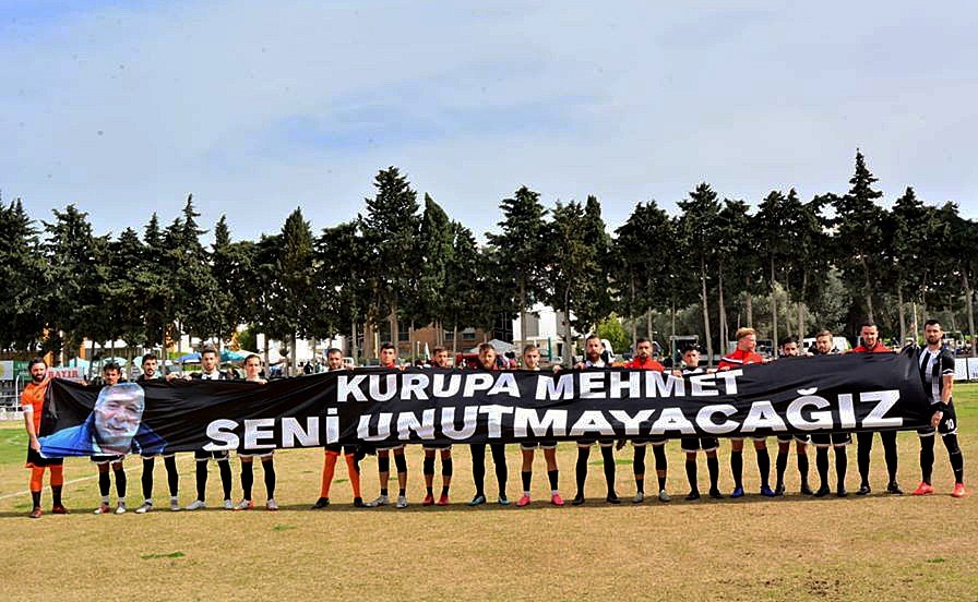 Toprağa verilen eski yönetici için futbolculardan anlamlı pankart 
