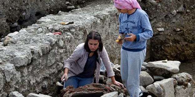 Toprağın 50 santimetre altından tarih fışkırdı