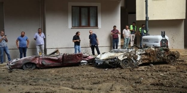 Toprak altında kalan araçlar kağıt gibi ezildi