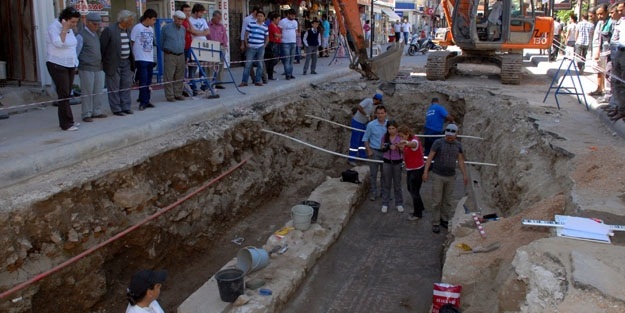 Toprak altında kalan işçi öldü