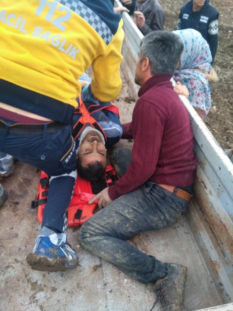 Toprak altında kalan işçiyi itfaiye ve köylüler kurtardı 
