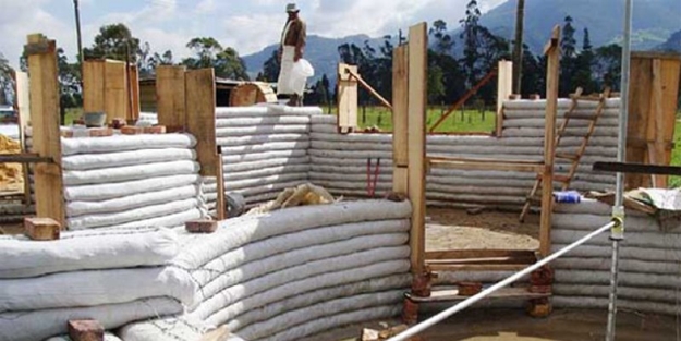 Toprak çuvallardan yapılan muhteşem ev