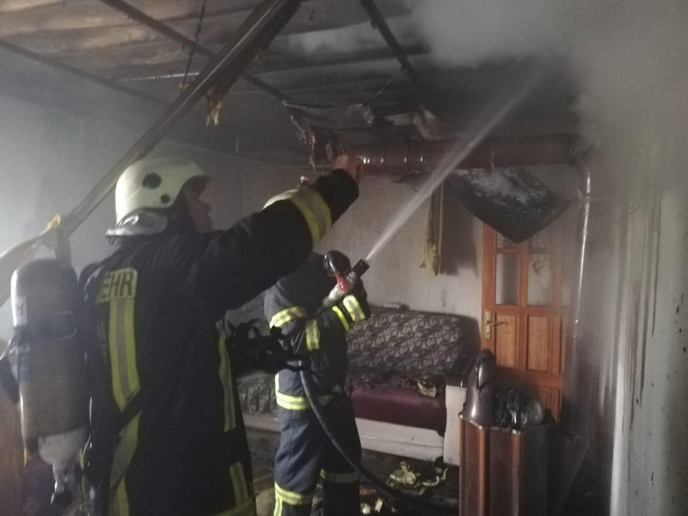 Toprak evdeki yangın kısa sürede söndürüldü 