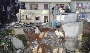 Toprak kayınca kömürlükten kopan parçalar çocuk parkına düştü