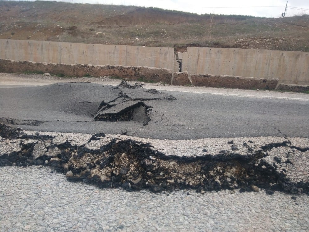 Toprak kayması sonucu yol kısmen çöktü 