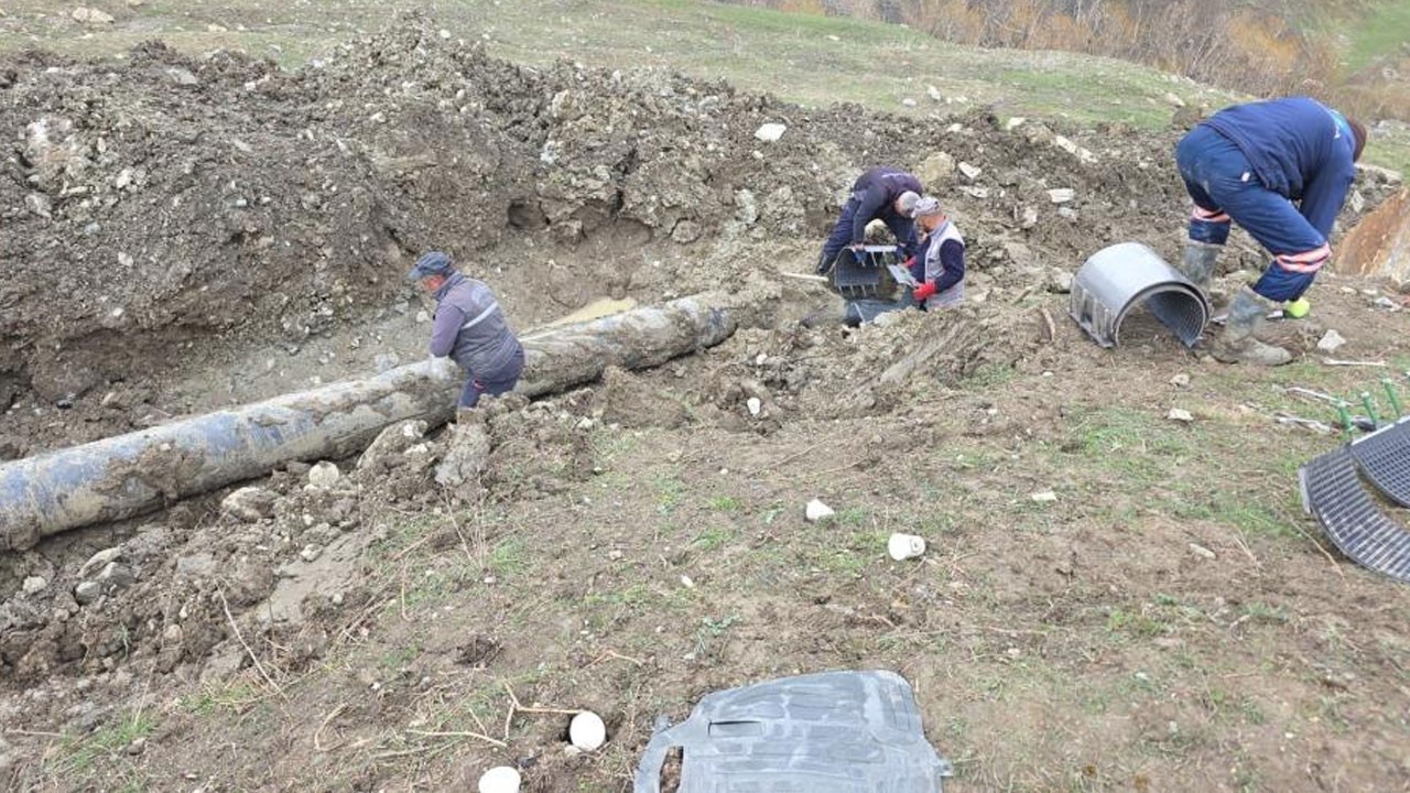 Toprak kayması su hattını çökertti: Bölge susuz kaldı