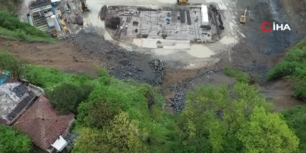 Toprak kaymasının meydana geldiği alan günün ilk ışıklarıyla böyle görüntülendi