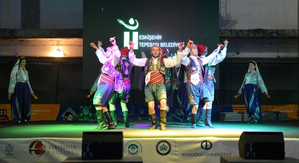 Toprak sempozyumunda halk dansları gecesi 