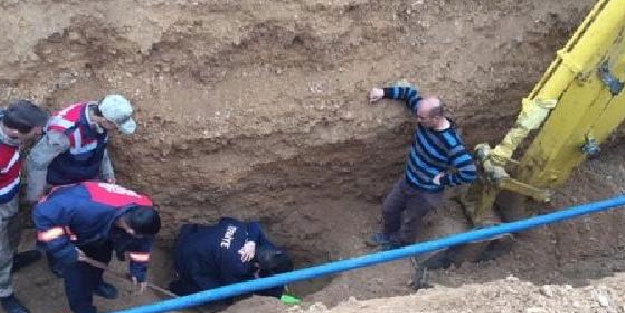 Toprak yığını altında kalan işçiyi itfaiye kurtardı