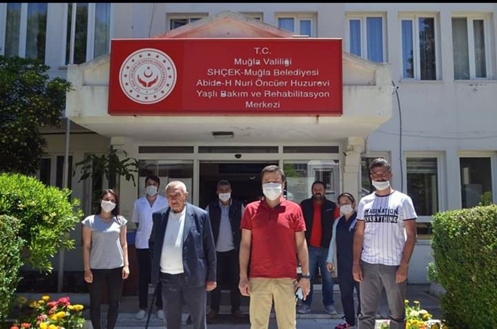 Toprakçı yaşlıları ve çocuklarla bayramlaştı 