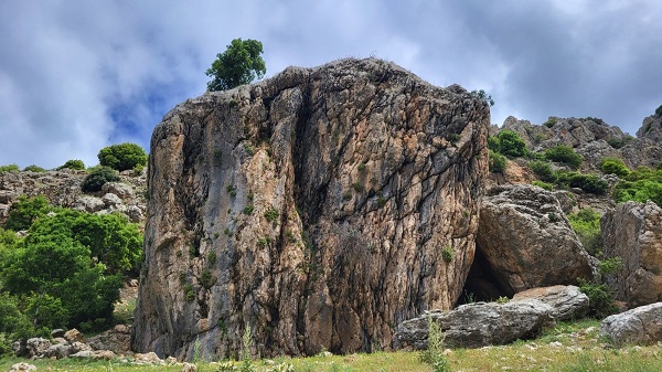 Topraksız alanda bir başına geçenleri selamlıyor
