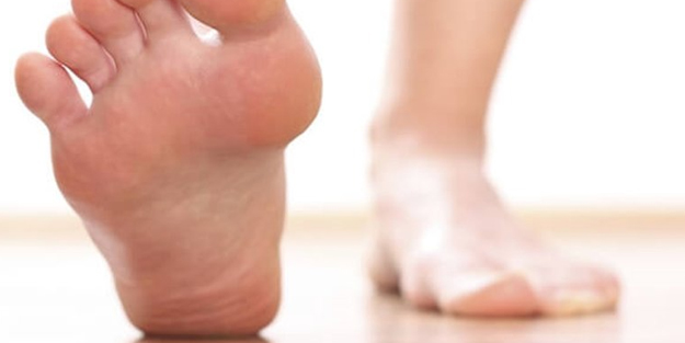 Topuk çatlakları nasıl geçer, neden olur? Topuk çatlağına ne iyi gelir? Doğal önlem ve kesin çözümler