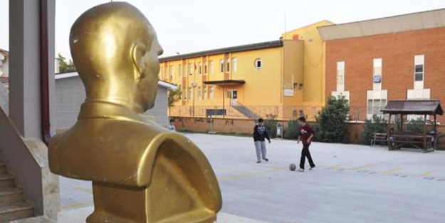 Topun düşürdüğü büst için seferber oldular