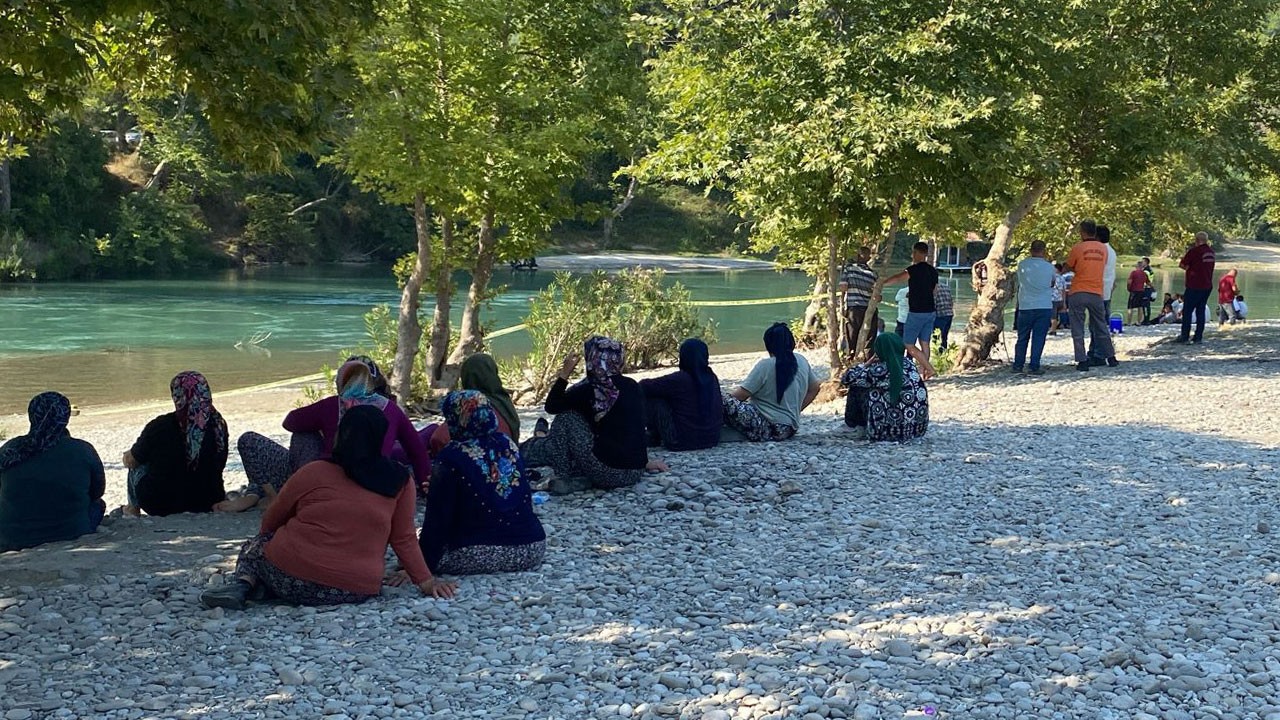Topun peşinden ırmağa atladı, akıntıya kapılıp kayboldu
