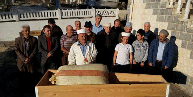 ‘Toraktan doğma, bahçeden olma’ deyip namazını kıldılar sonra da gömdüler