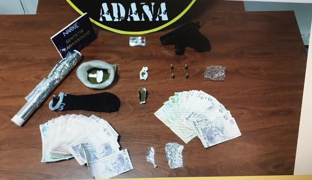 Torbacı polisi görünce, uyuşturucuyu karısının sütyenine sakladı 