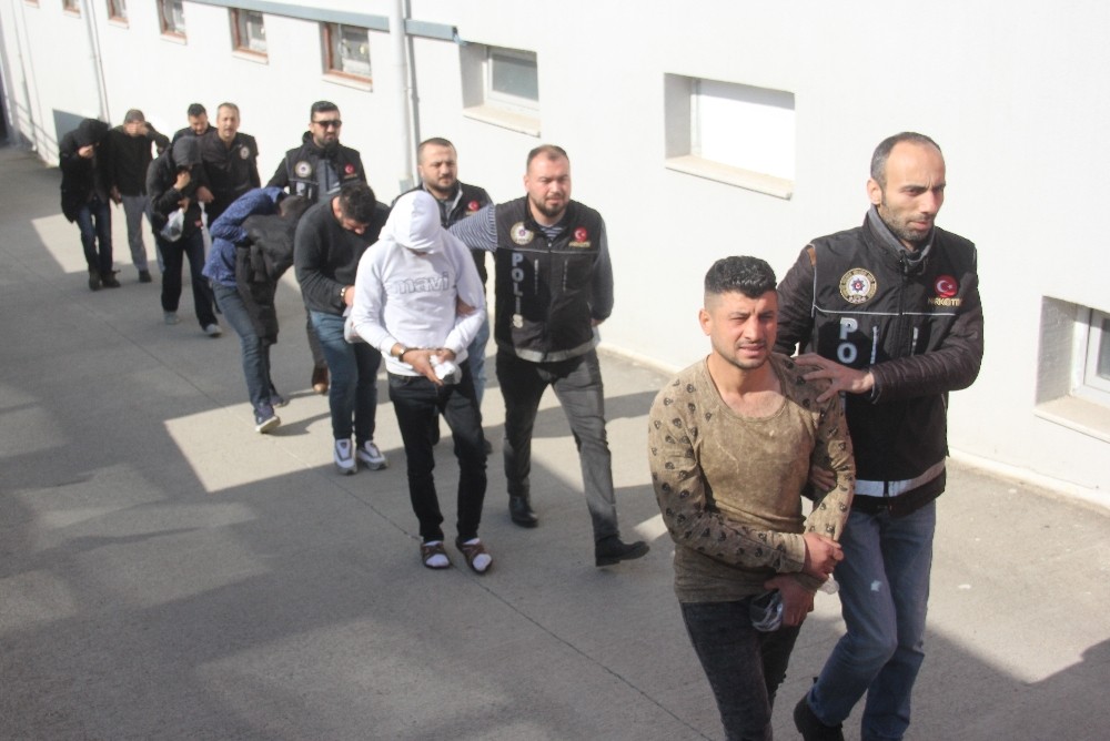 Torbacılara 3 tutuklama 5 ev hapsi 