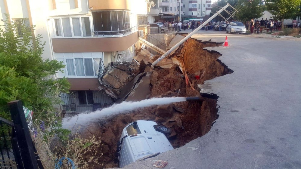 Torbalı’da göçük mağduru aileler otele yerleştiriliyor 