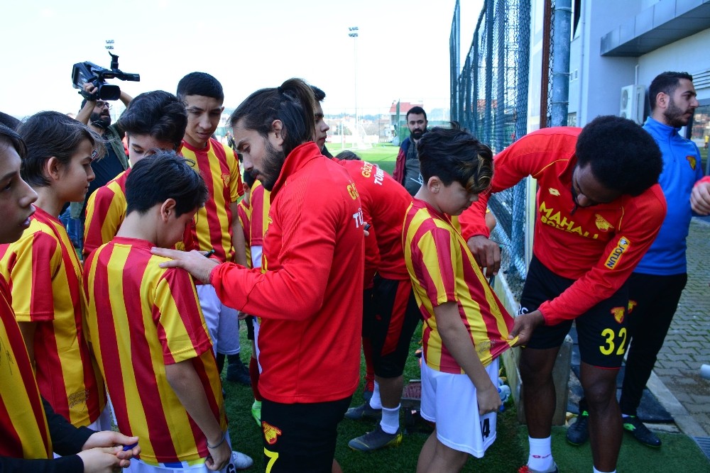 Torbalı’da öğrencilere Göztepe jesti 
