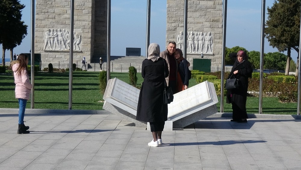 Tören iptaline rağmen 18 Mart’ta Şehitler Abidesi’ni yalnız bırakmadılar 