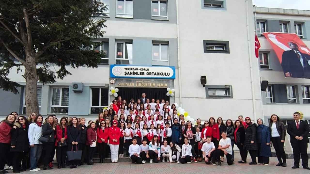 Tören zulmü yargıya taşındı! 7. sınıf öğrencisini kolundan sürükleyip "vatan haini" ilan ettiler!