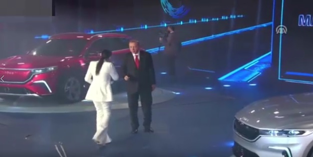 Törende Erdoğan'ın kızdığı o anlar! Sunucuyu çağırıp böyle uyardı