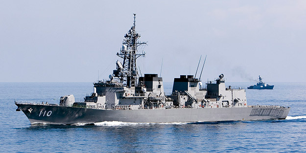 Törenle yollanan Japon savaş gemisi Körfez'e ulaştı