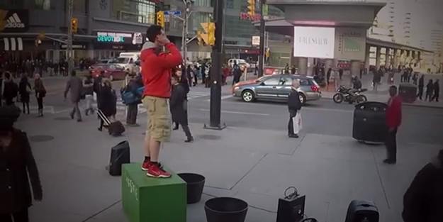 Toronto sokaklarında ezan okuyan genç - VİDEO