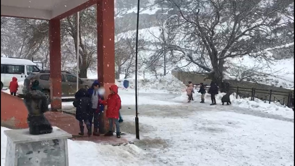 Toros Dağı eteklerindeki öğrencilerin kar sevinci 