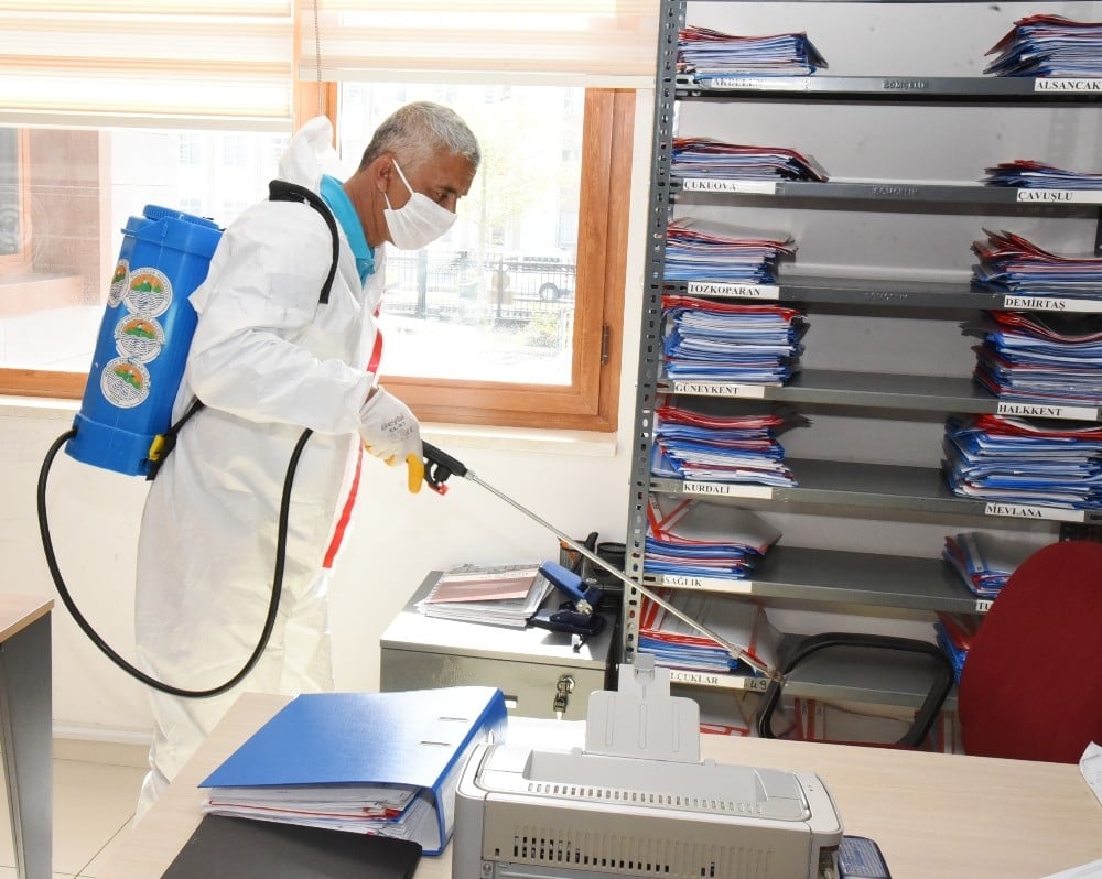 Toroslar Belediyesi ekipleri, kamu binalarını dezenfekte ediyor 