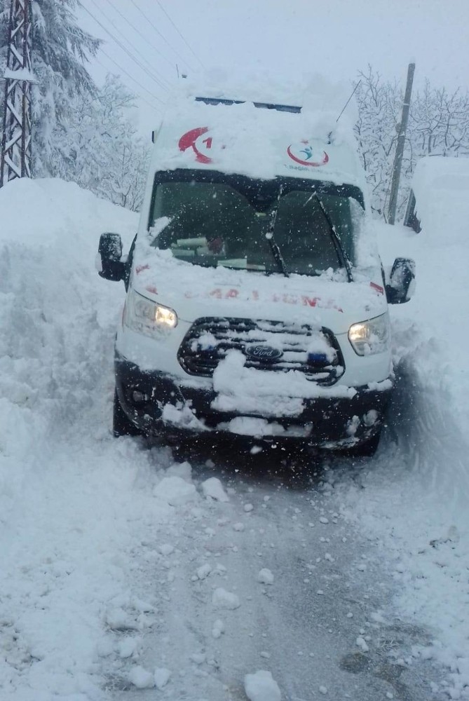 Toroslar Belediyesi karla mücadele ekipleri, hasta çocuklar için yolu açtı 
